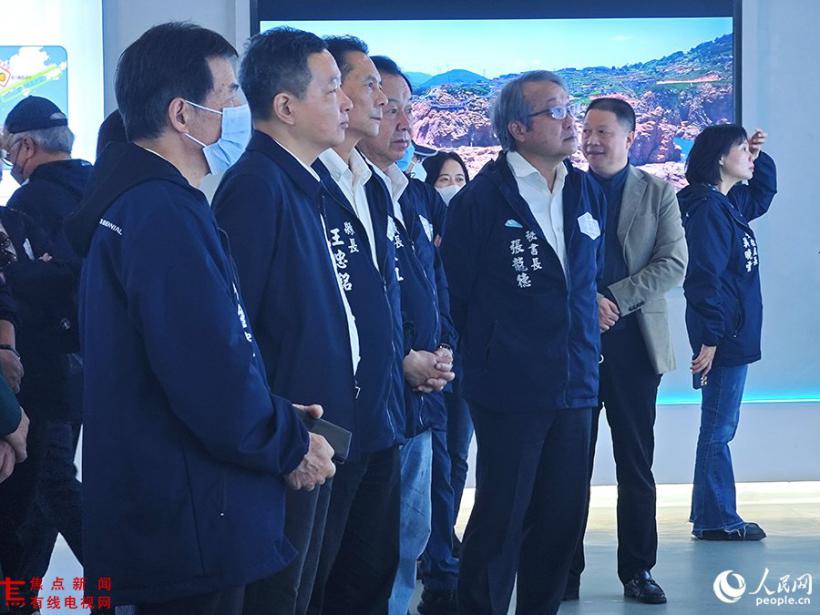 马祖参访团在连江县有关人员的陪同下参观福州（连江）国家远洋渔业基地展厅。人民网 黄东仪摄