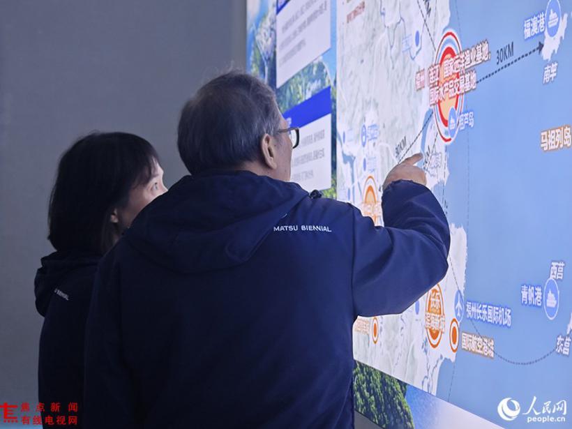 马祖参访团人员细致查看福州（连江）国家远洋渔业基地规划情况。人民网 黄东仪摄