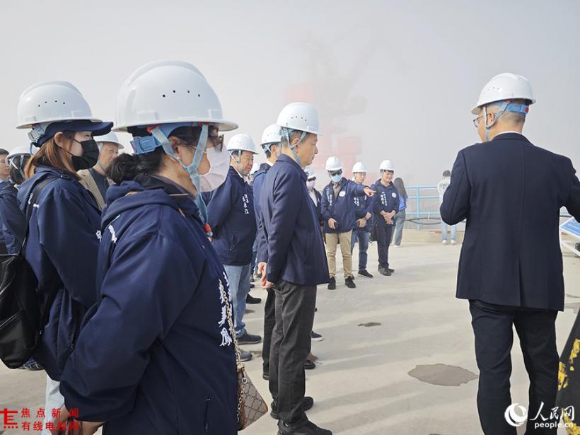 马祖参访团在连江县有关人员的陪同下察看福州（连江）国家远洋渔业基地核心区母港一期建设情况。人民网 黄东仪摄