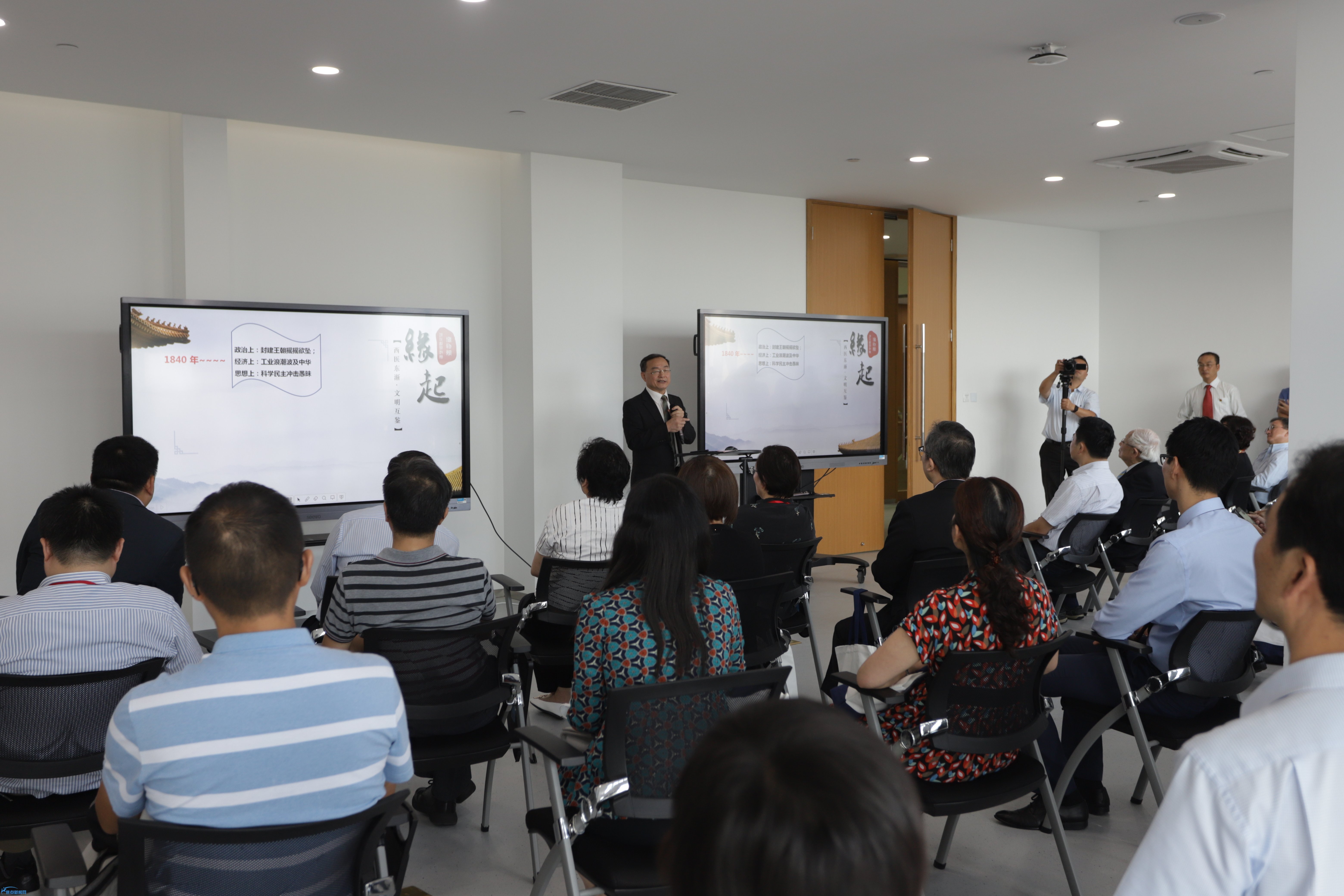 黄校长讲话.jpg 黄校长讲话.jpg