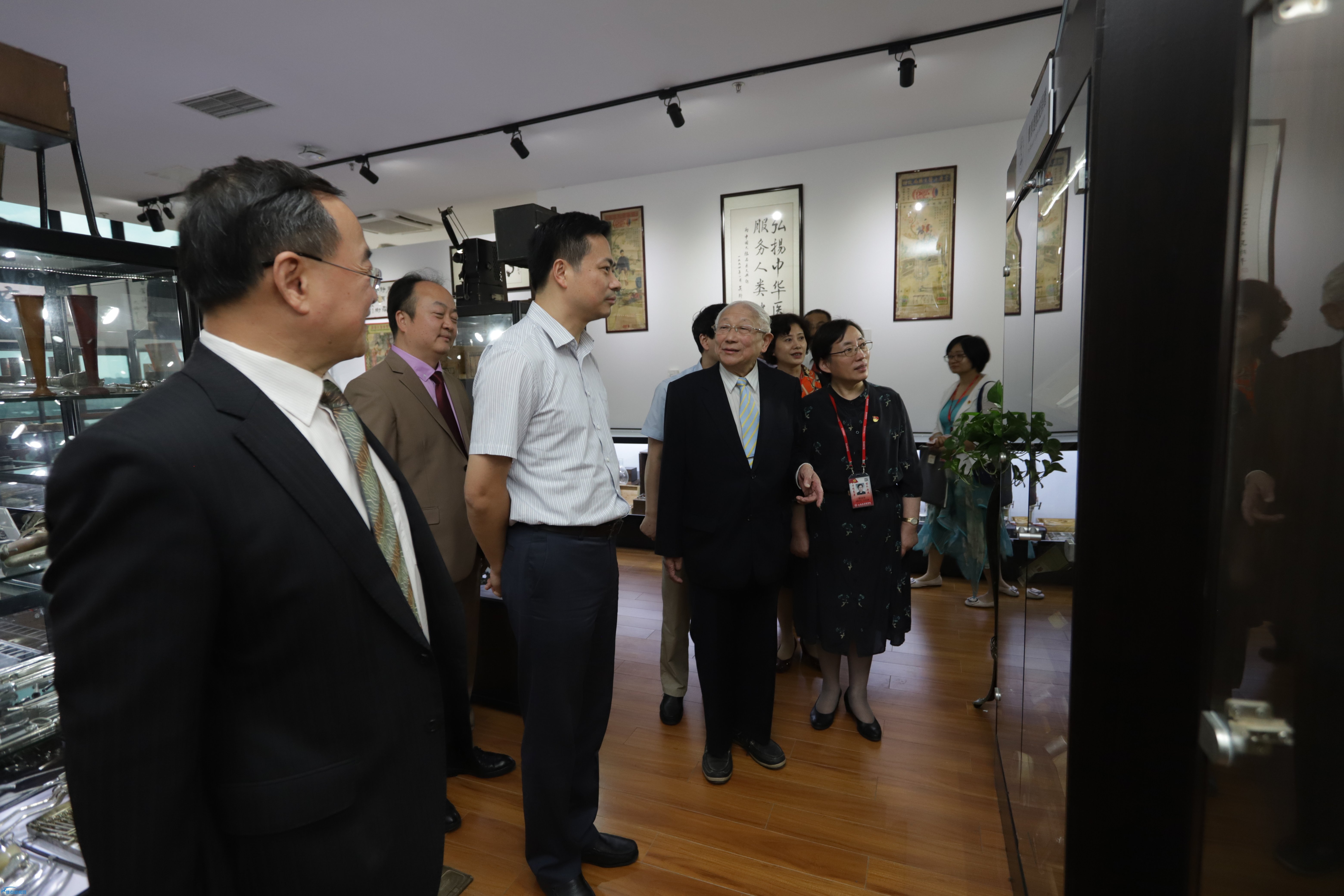 参观展览.jpg 参观展览.jpg