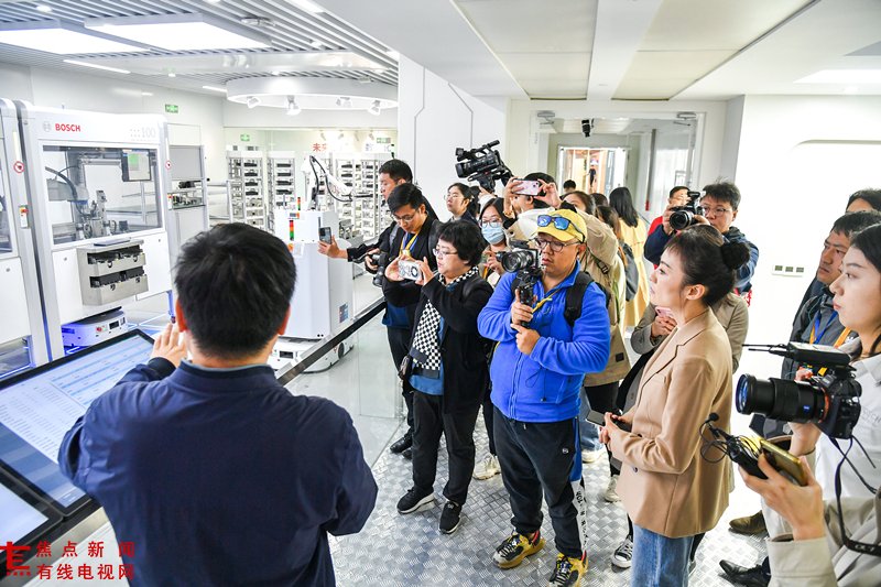 2023年10月16日,第三届“一带一路”国际合作高峰论坛新闻中心组织中外记者采访。记者在中德大厦内的博世未来工厂展区参观,了解其高质量创新发展成果。